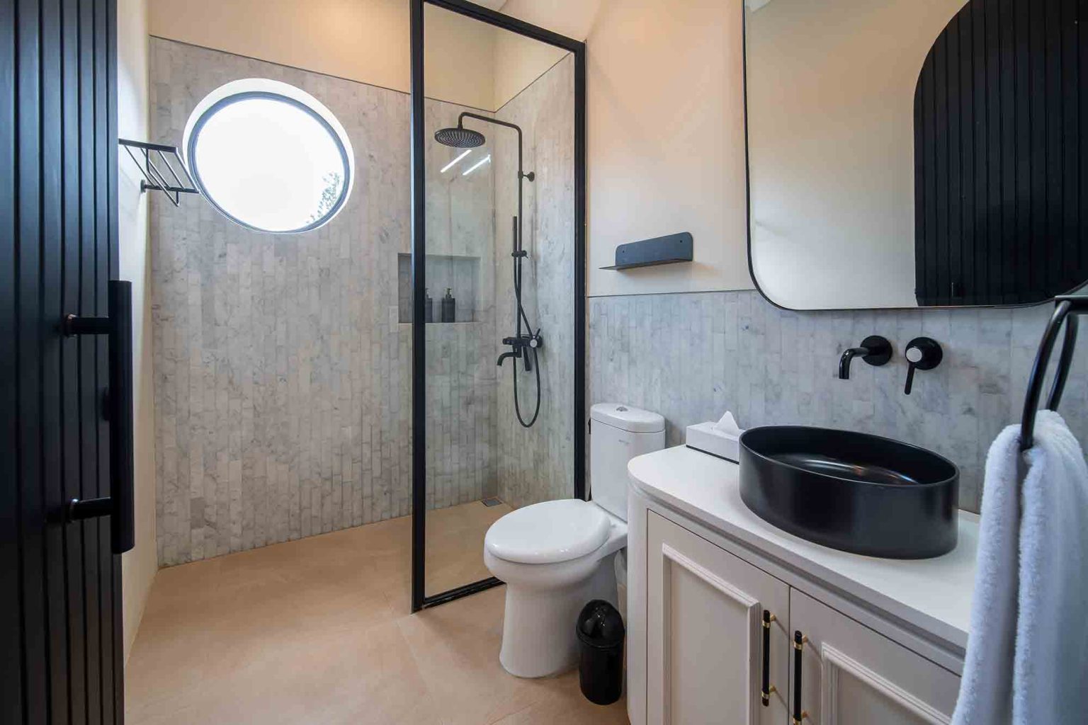 Bedrooms, view 5