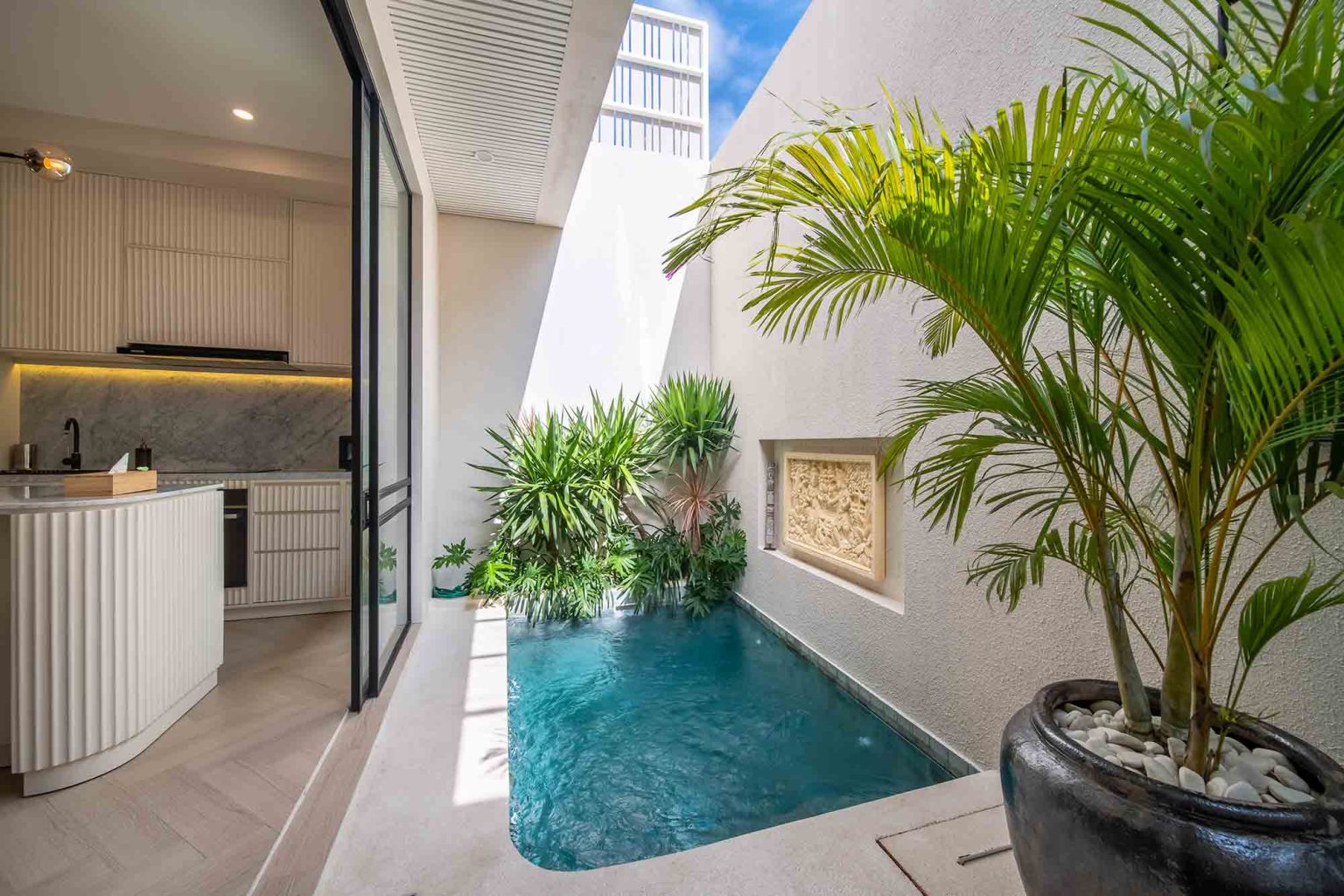 Lounge and terrace, view 4