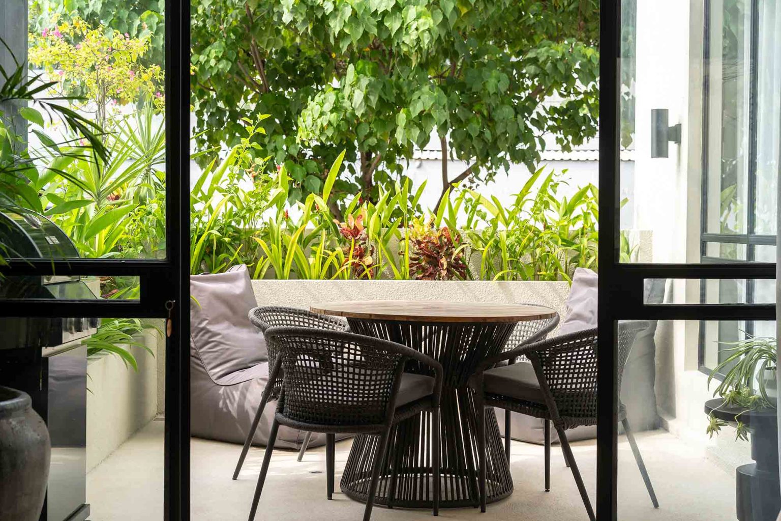 Lounge and terrace, view 2